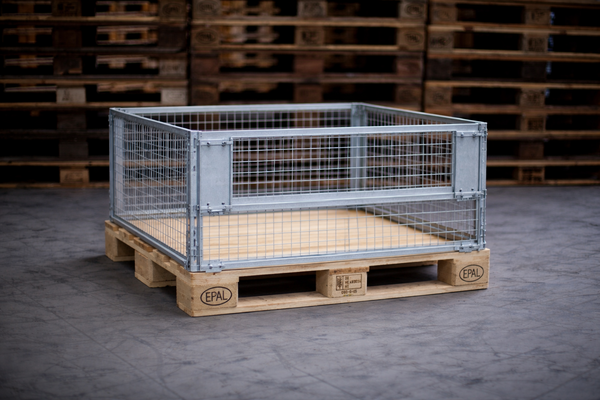 Gitter-Aufsatzrahmen für eine Europalette auf Holz 